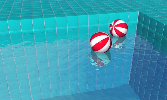 míče v bazénu